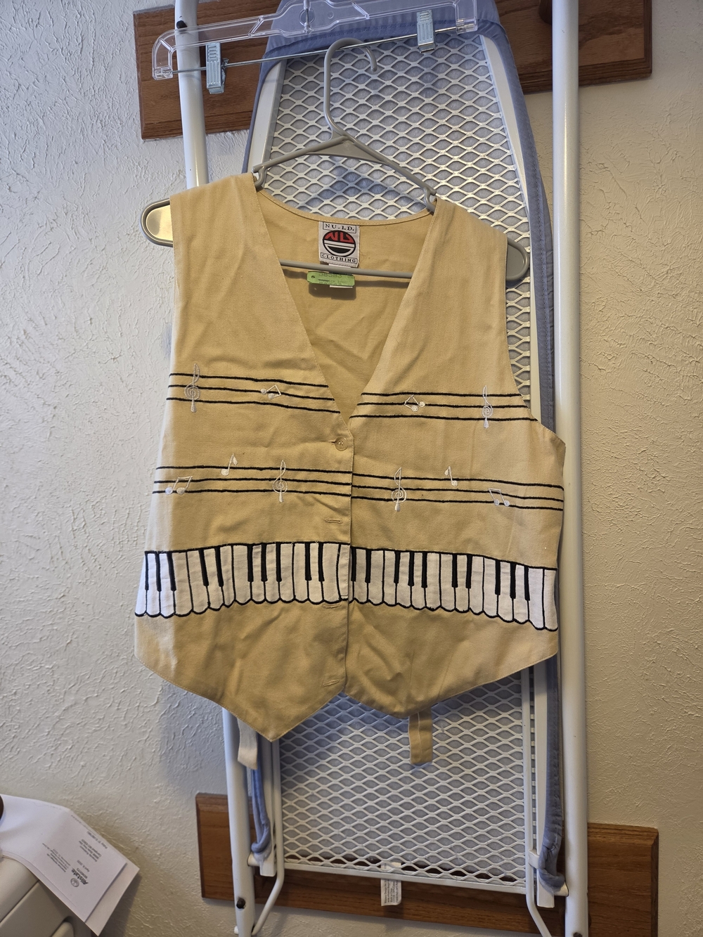 Vintage 100 Cotton Piano Embroider Music-Themed Beige Vest with Piano Key Detail